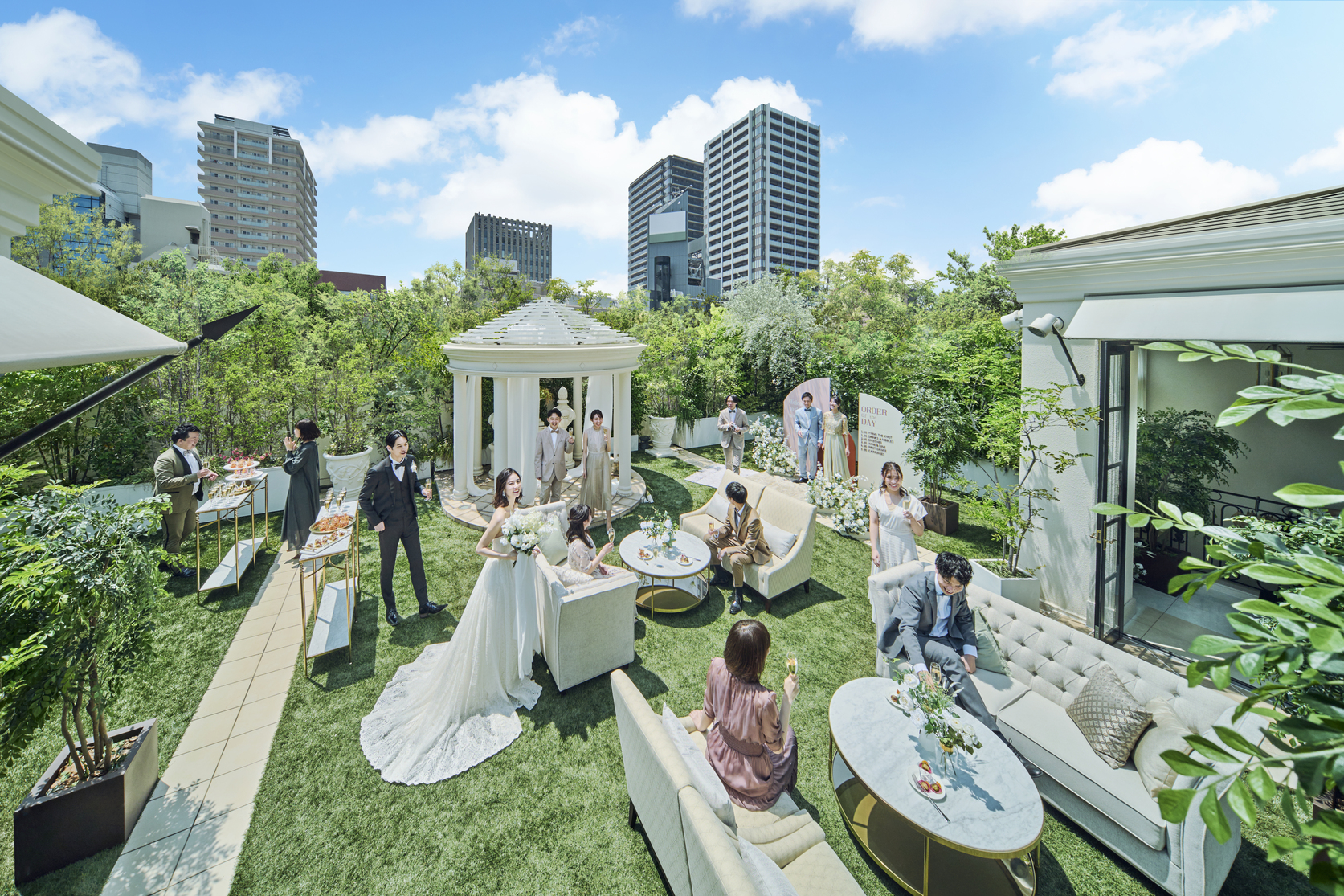 頭上に広がる大空を望む開放的で爽やかなルーフトップガーデン