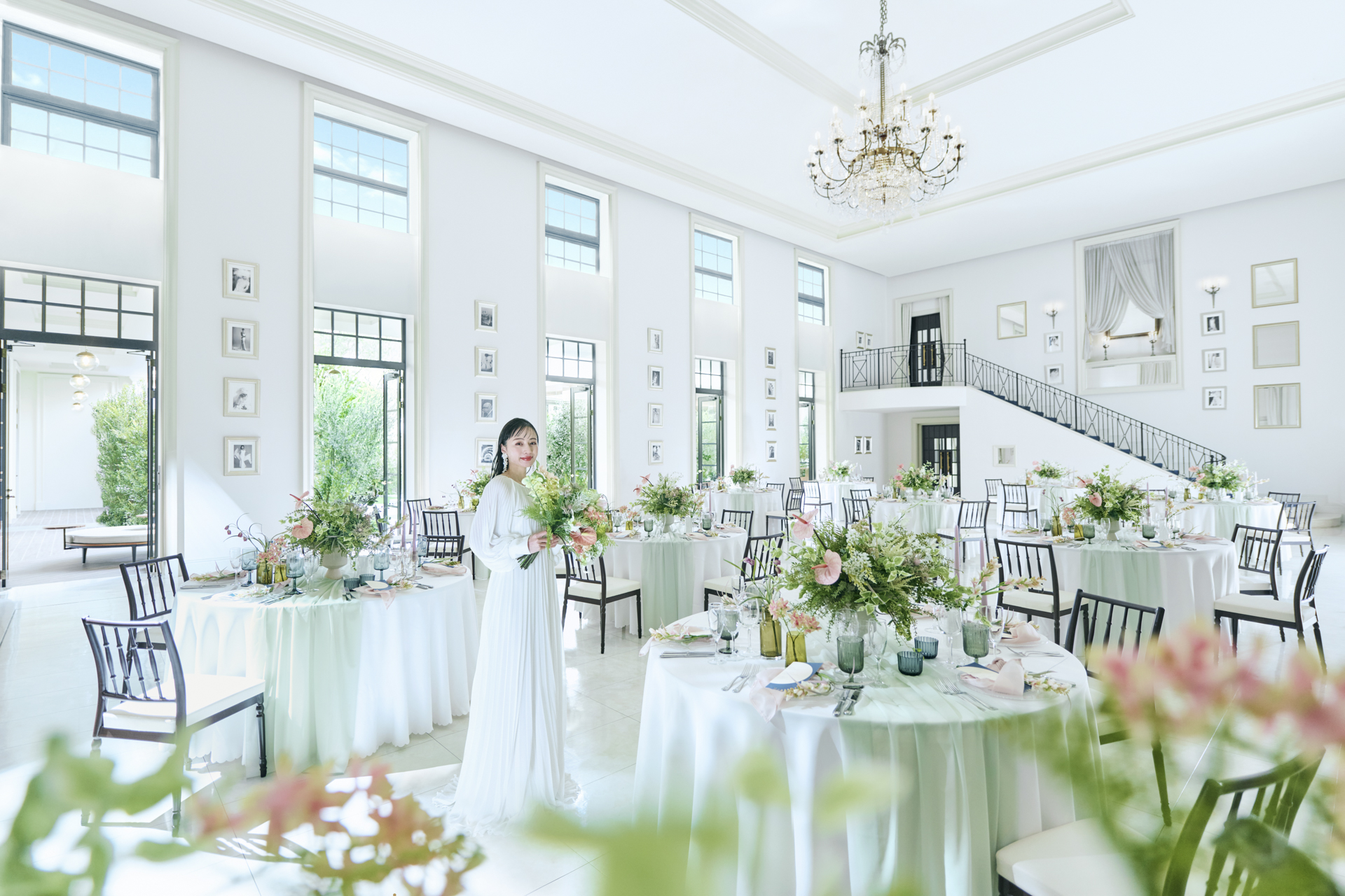 都心とは思えない、落ち着いた雰囲気と上品な設えが人気の会場。 白をベースとした空間でどんな装飾も映えるのが嬉しい！美しいガーデンと隣接しているので、動きのあるガーデンパーティなども可能。
