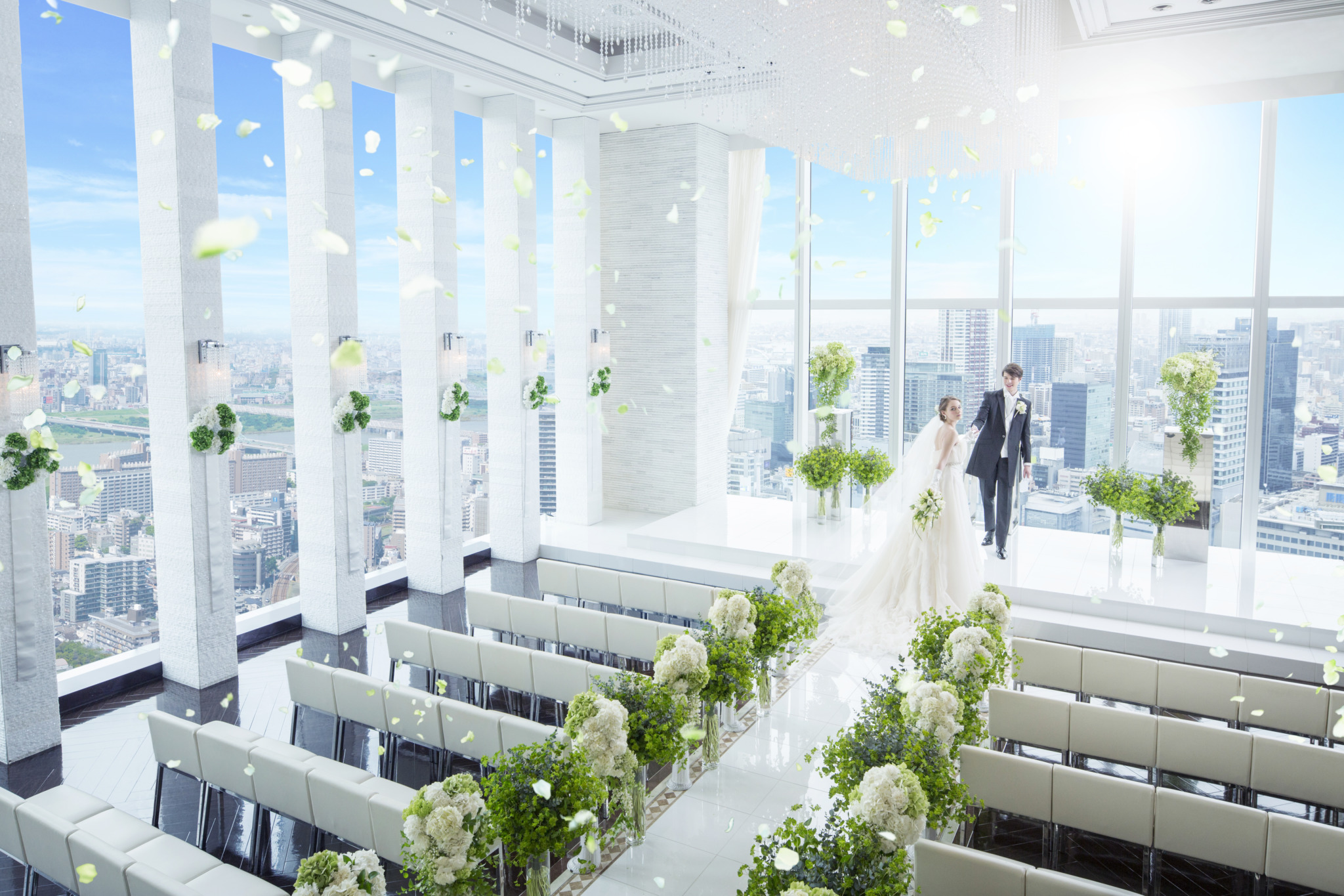 世界一幸せな花嫁をよりいっそう輝かせる「プレミア」な舞台。 地上150ｍの空間で美食を囲む大人の上質ウエディングを。
