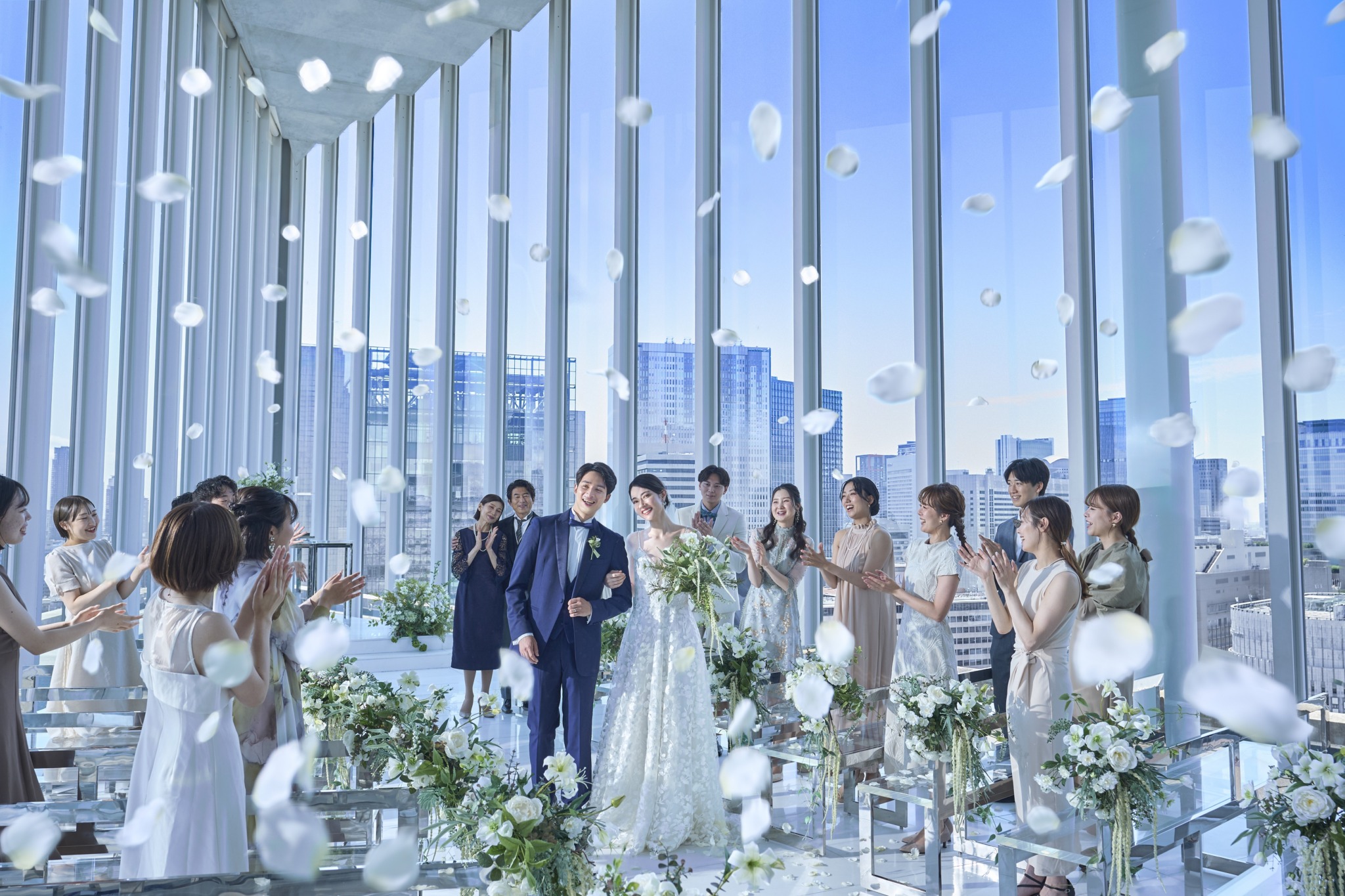 圧倒されるほどの絶景を背に、大切なゲストから祝福の声を浴びるアフターセレモニー