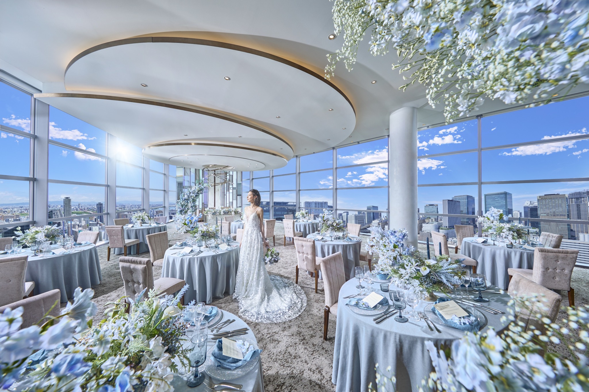 チャペルと階段で直結する開放的空間が人気。