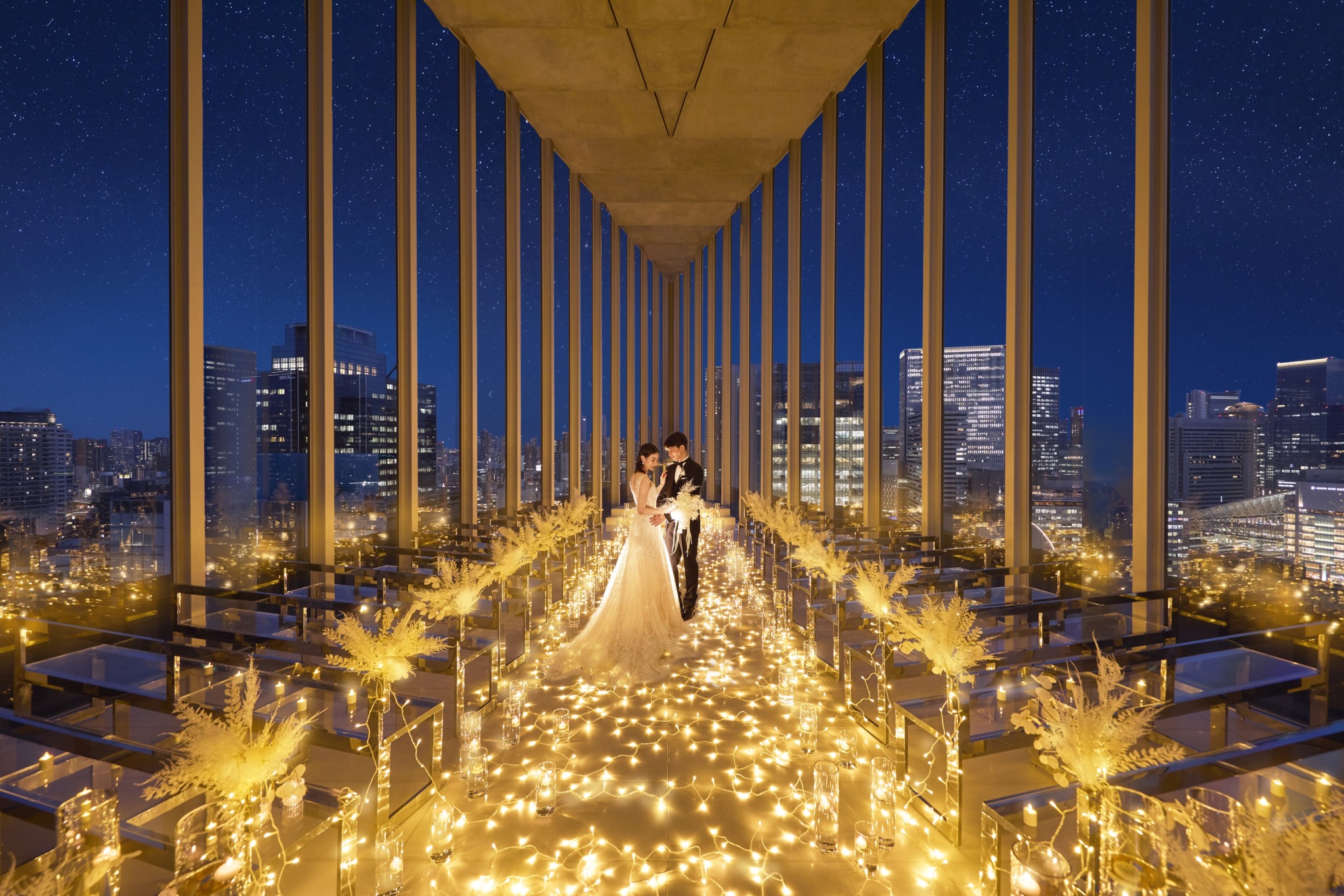 キャンドルが幻想的なナイトウェディングも魅力の一つ