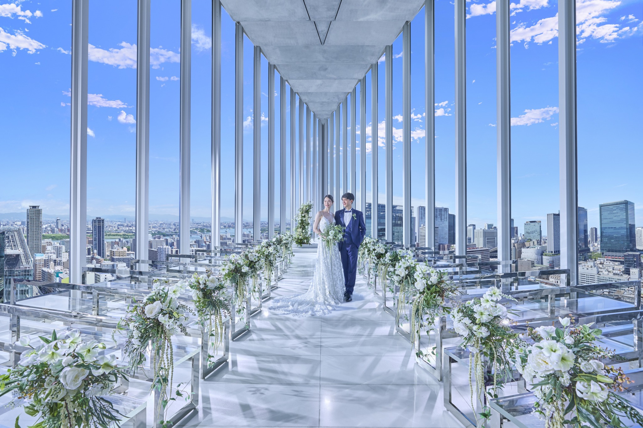 大阪・梅田の眺望と天空に浮かぶチャペルで、 ラグジュアリーなホテルウェディングを