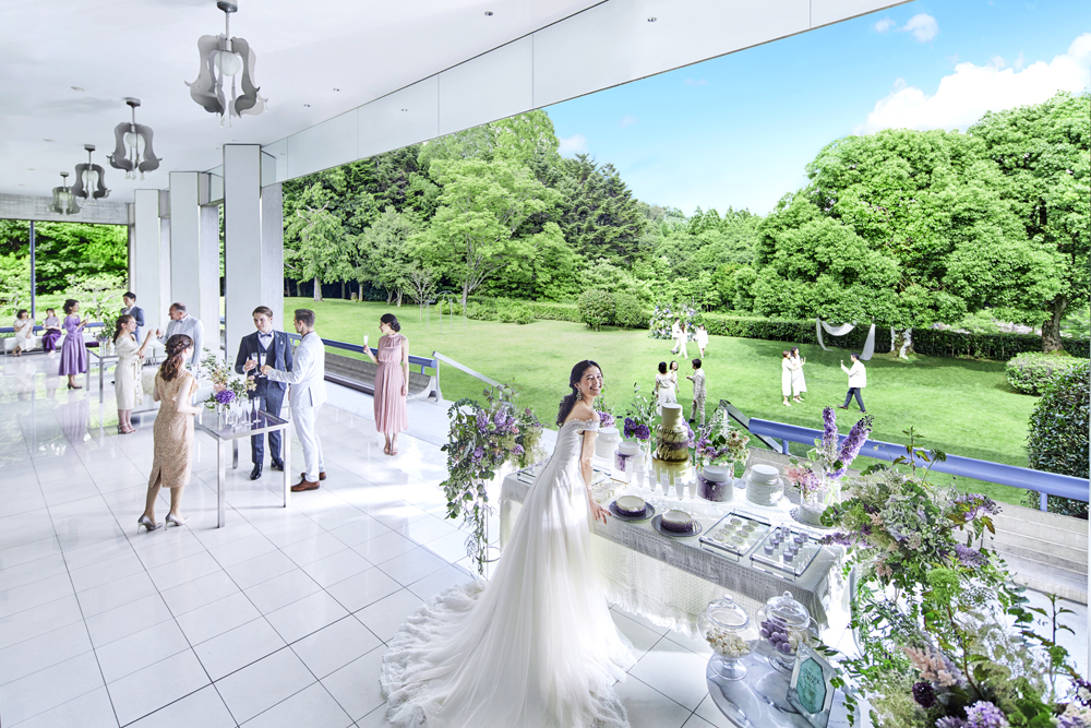 ホワイト＆プラチナを基調とした清楚なレセプションホールと、ガーデンに広がる瑞々しいグリーンとが印象的なコントラストに。〈Reception Hall〉