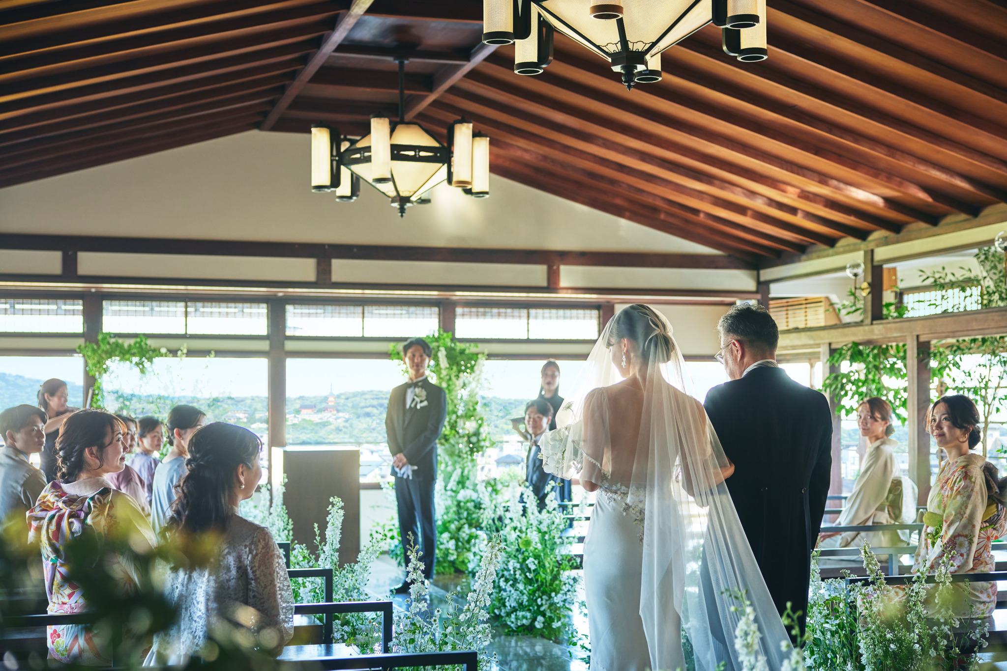 最上階、挙式会場は3面ガラス張り。東山三十六峰のパノラマビューが広がる絶景を楽しめる。