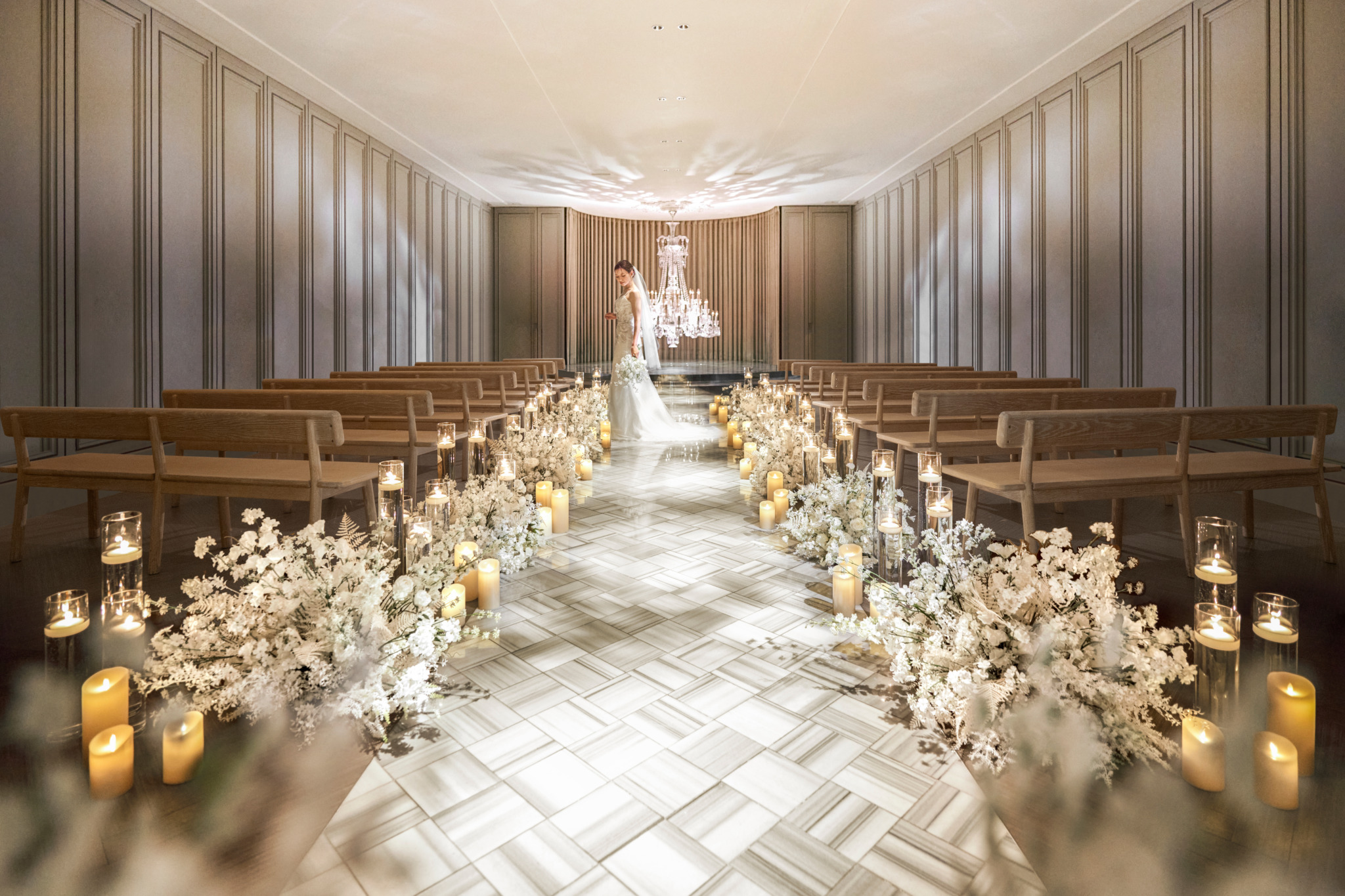 バカラ社製の等身大シャンデリアが輝くチャペル