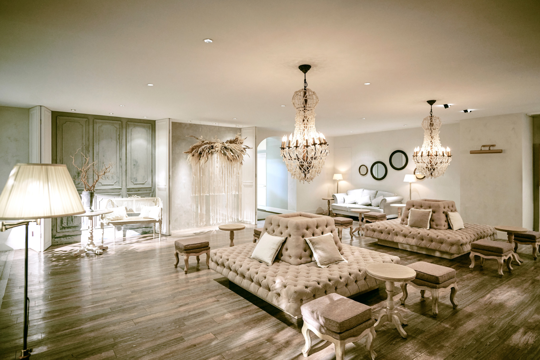 バリアフリー完備！ゆったりと寛げるソファを備えた待合スペース