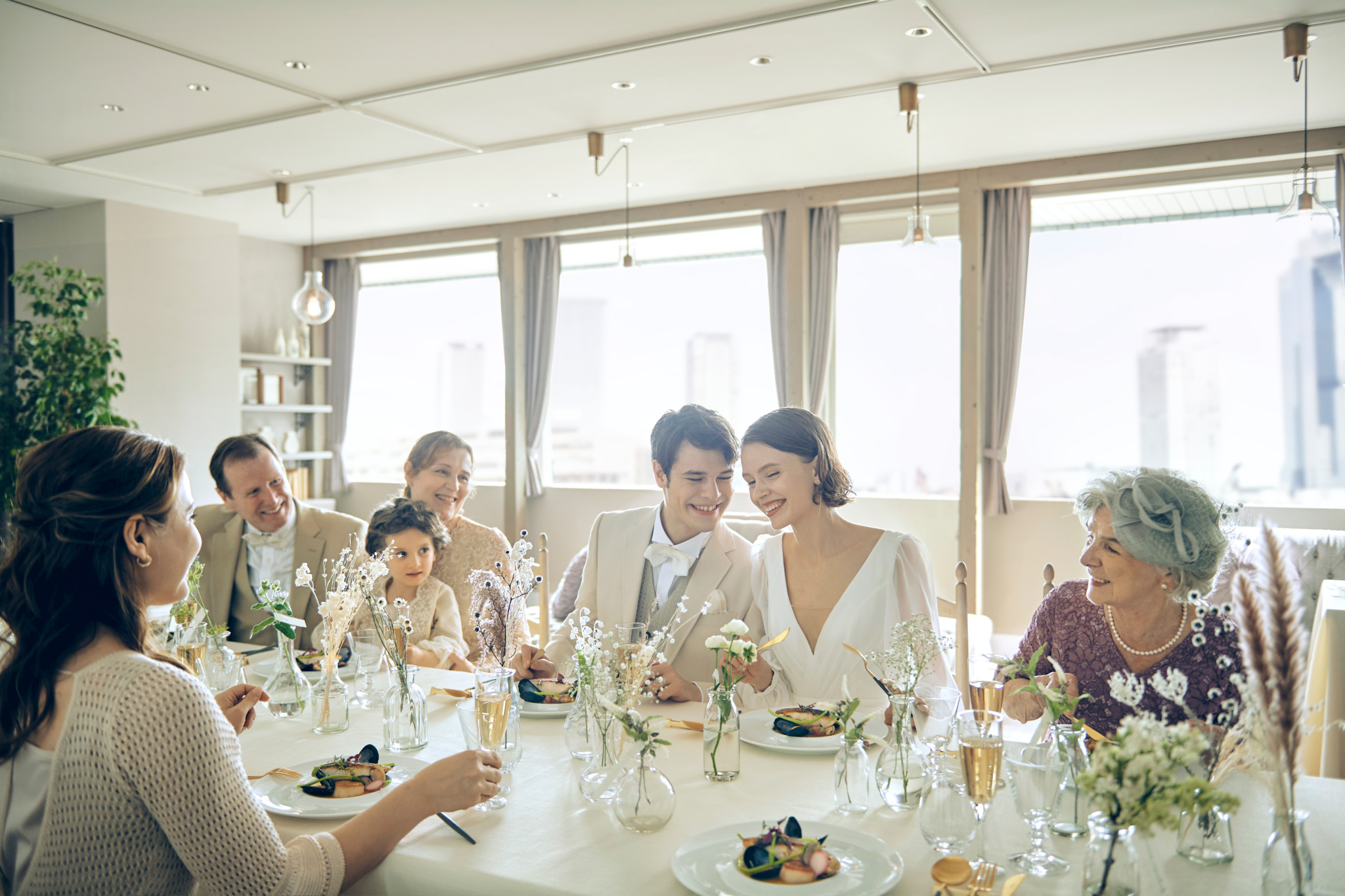 家族だけでの会食や、友人・知人を招いての少人数パーティまで