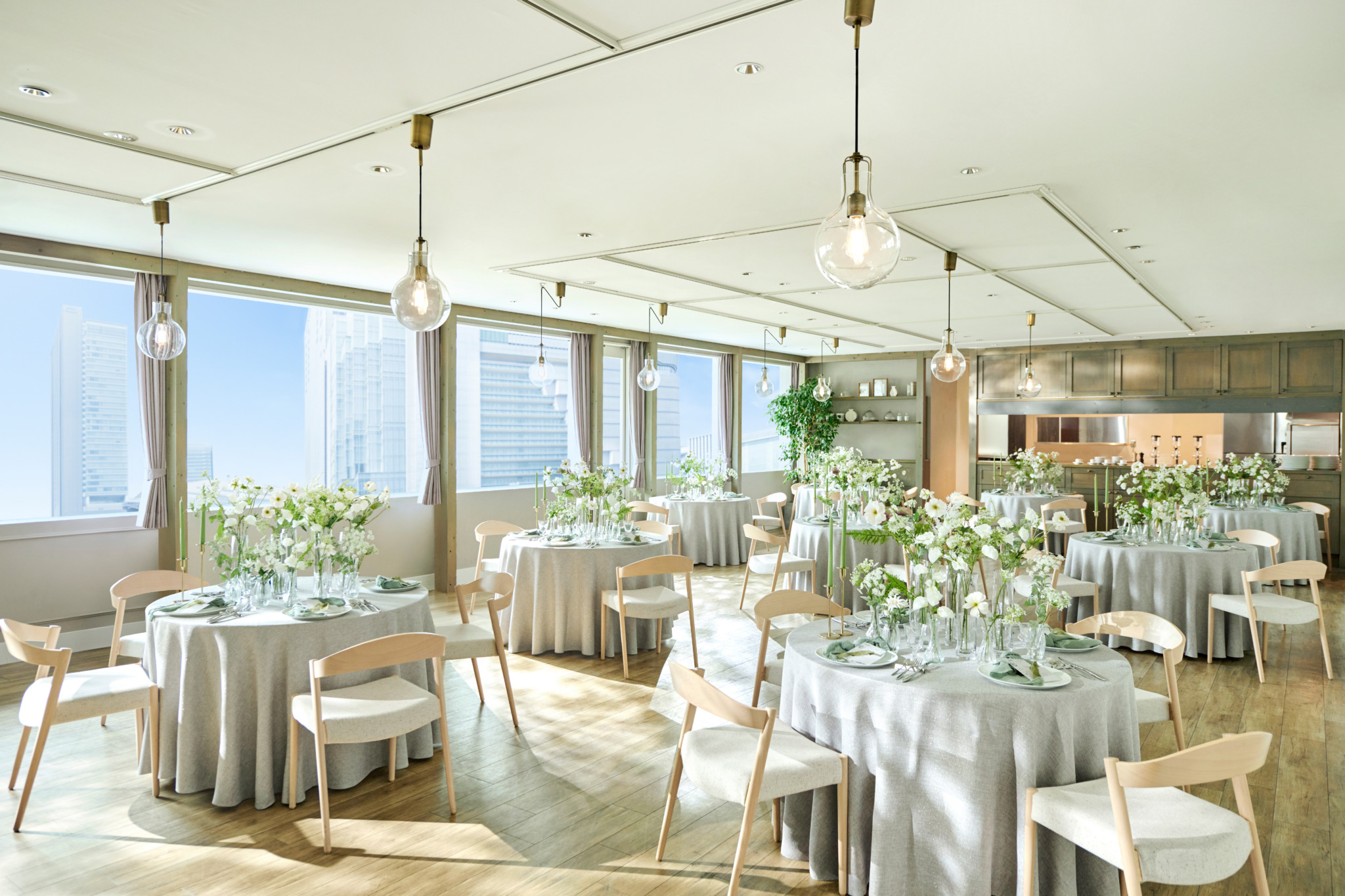 窓外に大阪・梅田の街並みが広がる、自然光あふれるナチュラルな空間