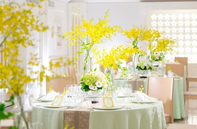 白を基調にしたシンプルで清楚なイメージの宴会場です。テーブルクロスやお花などの組合せによりお好みのカラーコーディネートをお楽しみいただけます。