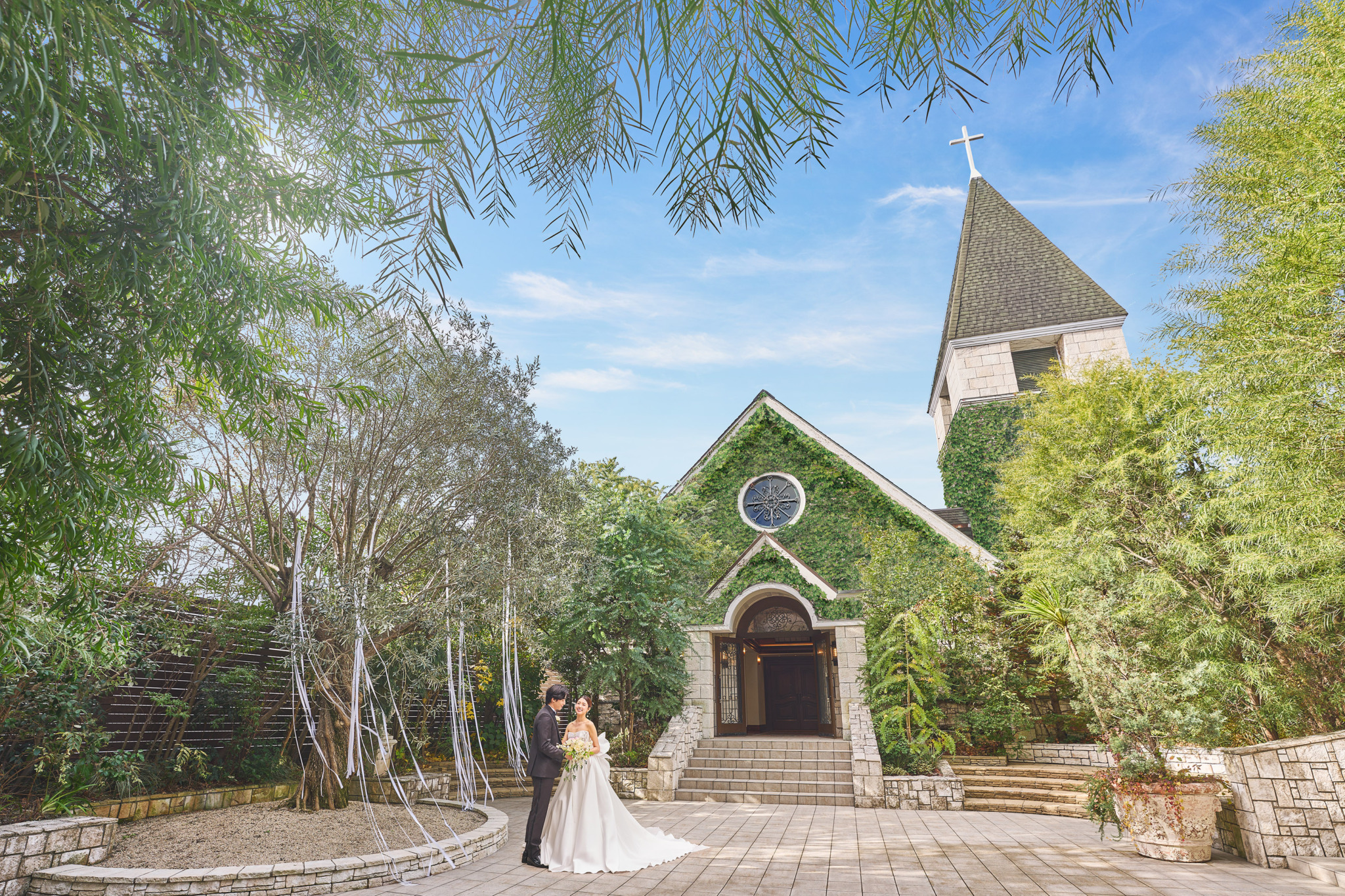 【関西屈指】全面木目調の本格チャペルでかけがえない1日をお過ごしくださいませ。