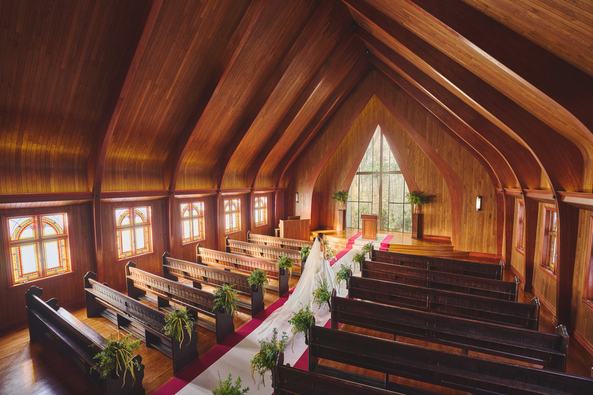 【関西屈指】全面木目調の本格チャペルでかけがえない1日をお過ごしくださいませ。