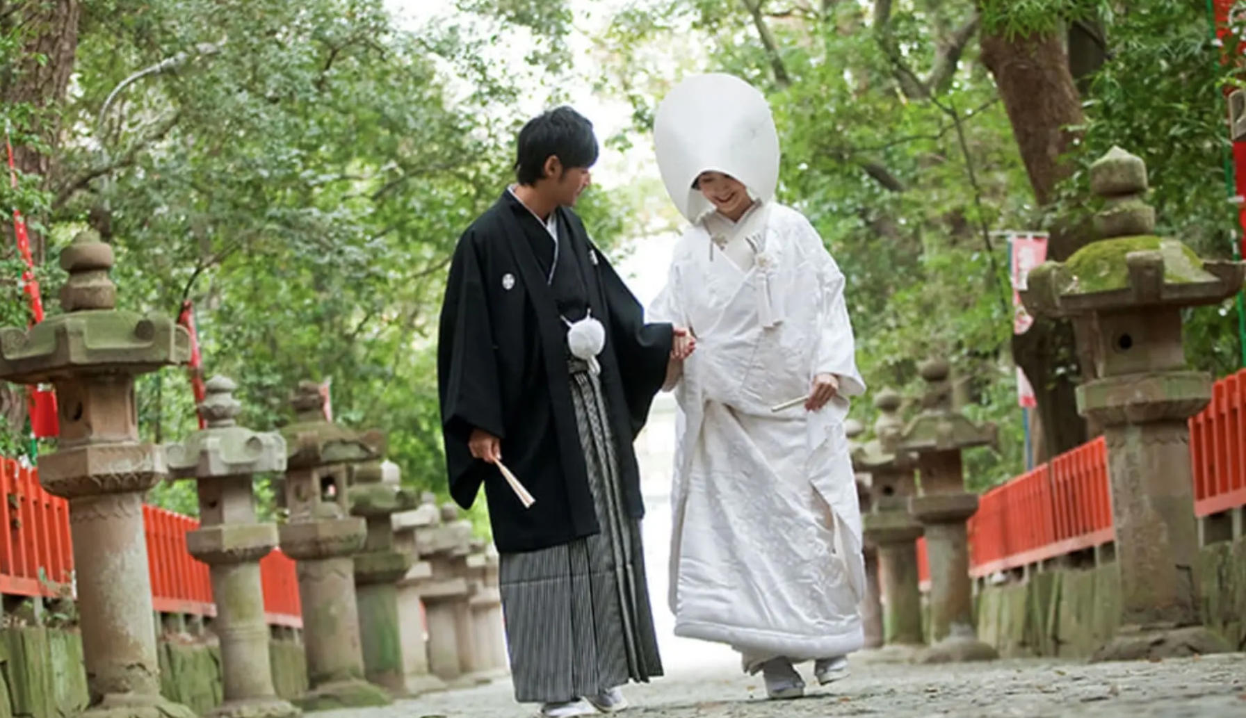 由緒ある玉津島神社、 東照宮、濱宮神社の3社いずれかでとり行います。 両家の親族が一堂に会する中、 新郎新婦が誓いの言葉を読み上げ三三九度の杯をかわす人気の挙式スタイルです。